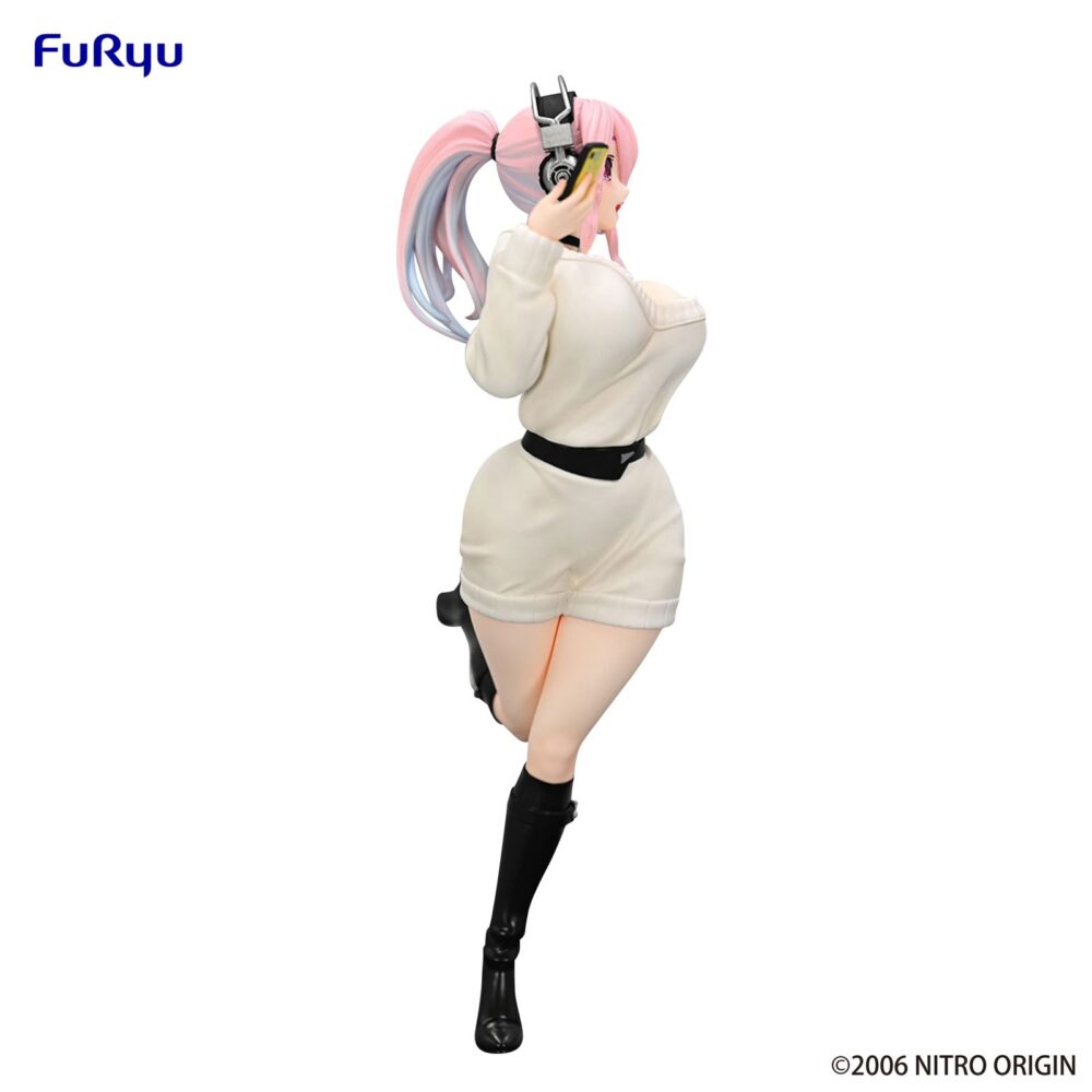 Super sonico winter memory version super sonico trio-try-it.  furyu incorpora a su línea trio-try-it la figura de super sonico en su versión de memorias de invierno.   está inspirada en la protagonista de la animación “super sonico”. Este modelo mide 21 cm y está fabricado en atbc-pvc y abs. La figura representa a la popular cantante virtual en una pose divertida y vestimenta invernal con acabados cuidados y gran nivel de detalle.