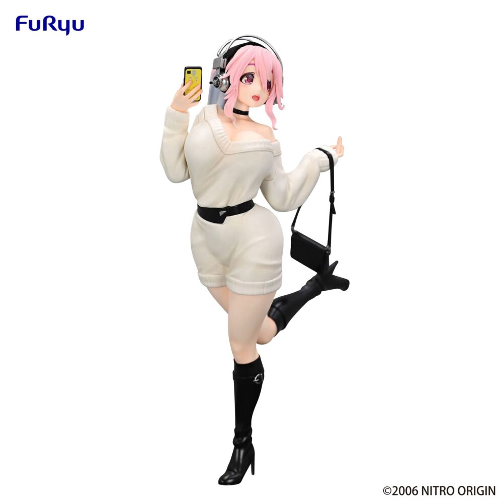 Super sonico winter memory version super sonico trio-try-it.  furyu incorpora a su línea trio-try-it la figura de super sonico en su versión de memorias de invierno.   está inspirada en la protagonista de la animación “super sonico”. Este modelo mide 21 cm y está fabricado en atbc-pvc y abs. La figura representa a la popular cantante virtual en una pose divertida y vestimenta invernal con acabados cuidados y gran nivel de detalle.