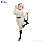 SUPER SONICO WINTER MEMORY VERSION SUPER SONICO TRIO-TRY-IT. Furyu incorpora a su línea Trio-Try-iT la figura de Super Sonico en su versión de memorias de invierno.  Está inspirada en la protagonista de la animación “Super Sonico”. Este modelo mide 21 cm y está fabricado en ATBC-PVC y ABS. La figura representa a la popular cantante virtual en una pose divertida y vestimenta invernal con acabados cuidados y gran nivel de detalle.