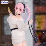 SUPER SONICO WINTER MEMORY VERSION SUPER SONICO TRIO-TRY-IT. Furyu incorpora a su línea Trio-Try-iT la figura de Super Sonico en su versión de memorias de invierno.  Está inspirada en la protagonista de la animación “Super Sonico”. Este modelo mide 21 cm y está fabricado en ATBC-PVC y ABS. La figura representa a la popular cantante virtual en una pose divertida y vestimenta invernal con acabados cuidados y gran nivel de detalle.