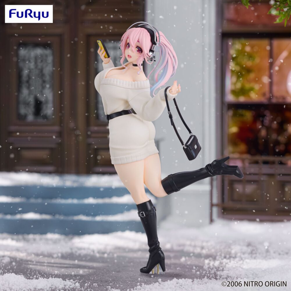 Super sonico winter memory version super sonico trio-try-it.  furyu incorpora a su línea trio-try-it la figura de super sonico en su versión de memorias de invierno.   está inspirada en la protagonista de la animación “super sonico”. Este modelo mide 21 cm y está fabricado en atbc-pvc y abs. La figura representa a la popular cantante virtual en una pose divertida y vestimenta invernal con acabados cuidados y gran nivel de detalle.