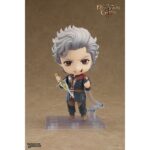 ASTARION BALDUR´S GATE III NENDOROID. Good Smile incorpora a su colección Nendoroid la figura de Astarion, el elfo vampiro del videojuego "Baldur's Gate III". Mide aproximadamente 10 cm e incluye 3x placas faciales intercambiables (sonriente, sonrisa vampirica y cara ensangrentada), 1x copa de vino, 1x daga Rhapsody, 1x lámina de "aprobado por Astarion" y otras partes opcionales para poses. Cuenta con base cuadrada transparente y soporte para su exposición.