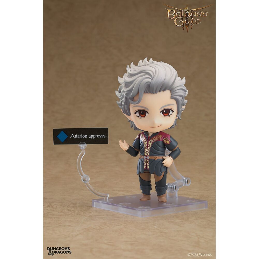 Astarion baldur´s gate iii nendoroid. Good smile incorpora a su colección nendoroid la figura de astarion, el elfo vampiro del videojuego "baldur's gate iii". Mide aproximadamente 10 cm e incluye 3x placas faciales intercambiables (sonriente, sonrisa vampirica y cara ensangrentada), 1x copa de vino, 1x daga rhapsody, 1x lámina de "aprobado por astarion" y otras partes opcionales para poses. Cuenta con base cuadrada transparente y soporte para su exposición.