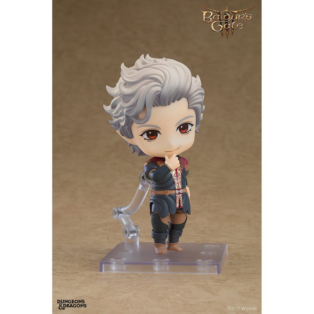 Astarion baldur´s gate iii nendoroid. Good smile incorpora a su colección nendoroid la figura de astarion, el elfo vampiro del videojuego "baldur's gate iii". Mide aproximadamente 10 cm e incluye 3x placas faciales intercambiables (sonriente, sonrisa vampirica y cara ensangrentada), 1x copa de vino, 1x daga rhapsody, 1x lámina de "aprobado por astarion" y otras partes opcionales para poses. Cuenta con base cuadrada transparente y soporte para su exposición.