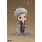 ASTARION BALDUR´S GATE III NENDOROID. Good Smile incorpora a su colección Nendoroid la figura de Astarion, el elfo vampiro del videojuego "Baldur's Gate III". Mide aproximadamente 10 cm e incluye 3x placas faciales intercambiables (sonriente, sonrisa vampirica y cara ensangrentada), 1x copa de vino, 1x daga Rhapsody, 1x lámina de "aprobado por Astarion" y otras partes opcionales para poses. Cuenta con base cuadrada transparente y soporte para su exposición.