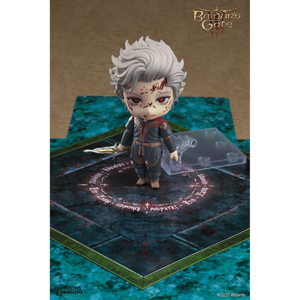 Astarion baldur´s gate iii nendoroid. Good smile incorpora a su colección nendoroid la figura de astarion, el elfo vampiro del videojuego "baldur's gate iii". Mide aproximadamente 10 cm e incluye 3x placas faciales intercambiables (sonriente, sonrisa vampirica y cara ensangrentada), 1x copa de vino, 1x daga rhapsody, 1x lámina de "aprobado por astarion" y otras partes opcionales para poses. Cuenta con base cuadrada transparente y soporte para su exposición.