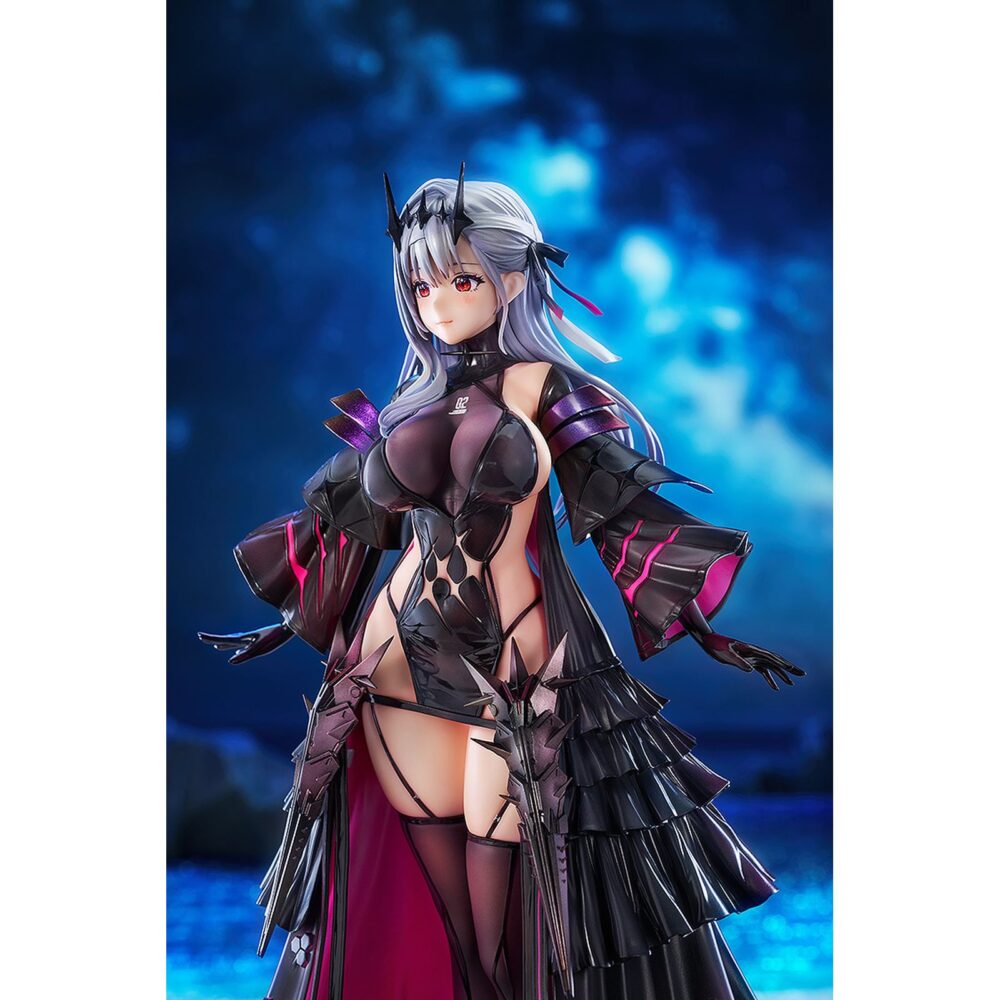 Modernia second affection goddess of victory: nikke 1/7. Good smile arts shanghai presenta la figura de modernia, inspirada en el videojuego para teléfonos móviles "goddess of victory: nikke". La antagonista, miembro del escuadrón los herejes, se presenta en su versión second affection con un alto nivel de detalle tanto en pintura como en esculpido. Mide aproximadamente 25 cm a escala 1/7 e incluye 1x falda extraíble y 2x partes mecánicas flotantes con sus bases transparentes. Cuenta con una base octagonal transparente para su exposición.
