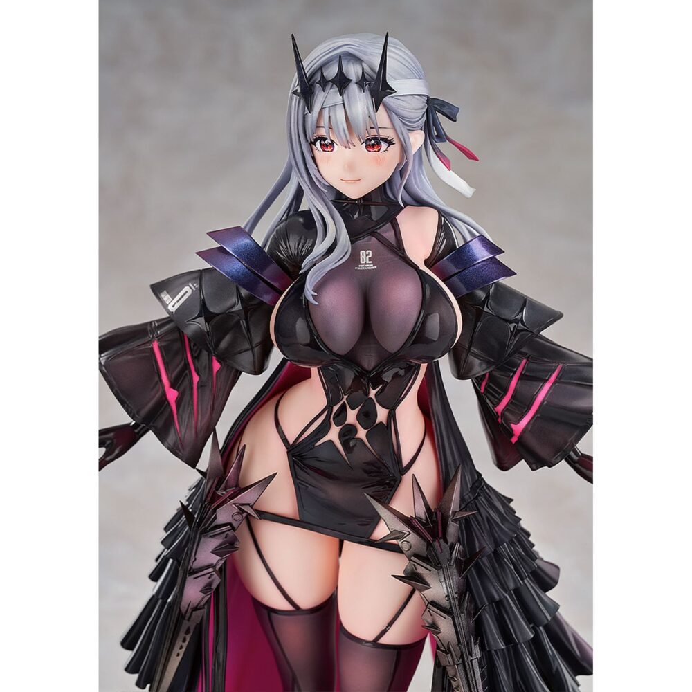 Modernia second affection goddess of victory: nikke 1/7. Good smile arts shanghai presenta la figura de modernia, inspirada en el videojuego para teléfonos móviles "goddess of victory: nikke". La antagonista, miembro del escuadrón los herejes, se presenta en su versión second affection con un alto nivel de detalle tanto en pintura como en esculpido. Mide aproximadamente 25 cm a escala 1/7 e incluye 1x falda extraíble y 2x partes mecánicas flotantes con sus bases transparentes. Cuenta con una base octagonal transparente para su exposición.