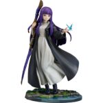 FERM: REFLECTIONS OF A DISTANT MEMORY FRIEREN: BEYOND JOURNEY’S END 1/7. Good Smile Company presenta la figura de Fern, la joven maga y aprendiz en el anime "Frieren: Beyond Journey's End". Mide aproximadamente 24 cm de alto a escala 1/7 y presenta al personaje con un diseño manga lleno de detalles, desde la mariposa posada sobre su mano, pasando por los pliegues del vestido y finalmente la base que reproduce un arroyo claro con flores.