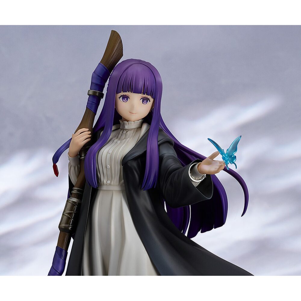 Ferm: reflections of a distant memory frieren: beyond journey’s end 1/7. Good smile company presenta la figura de fern, la joven maga y aprendiz en el anime "frieren: beyond journey's end". Mide aproximadamente 24 cm de alto a escala 1/7 y presenta al personaje con un diseño manga lleno de detalles, desde la mariposa posada sobre su mano, pasando por los pliegues del vestido y finalmente la base que reproduce un arroyo claro con flores.
