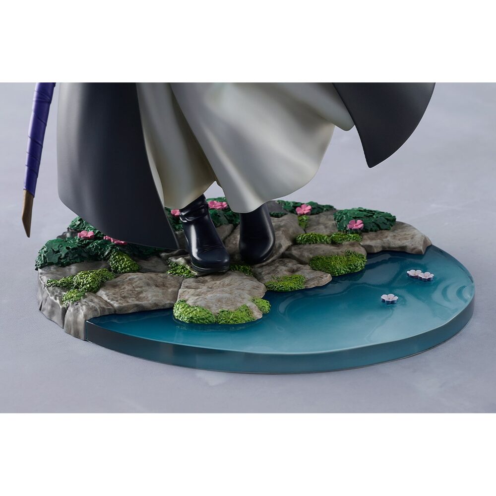 Ferm: reflections of a distant memory frieren: beyond journey’s end 1/7. Good smile company presenta la figura de fern, la joven maga y aprendiz en el anime "frieren: beyond journey's end". Mide aproximadamente 24 cm de alto a escala 1/7 y presenta al personaje con un diseño manga lleno de detalles, desde la mariposa posada sobre su mano, pasando por los pliegues del vestido y finalmente la base que reproduce un arroyo claro con flores.