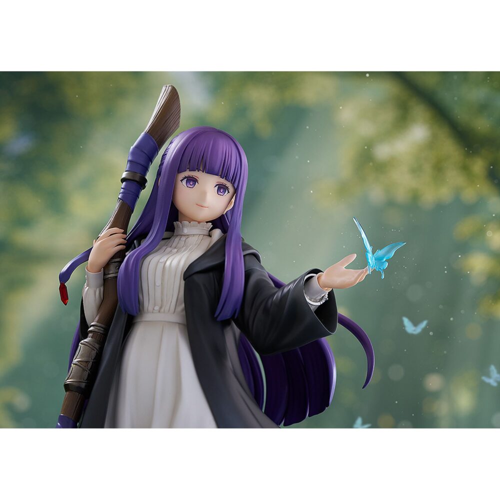 Ferm: reflections of a distant memory frieren: beyond journey’s end 1/7. Good smile company presenta la figura de fern, la joven maga y aprendiz en el anime "frieren: beyond journey's end". Mide aproximadamente 24 cm de alto a escala 1/7 y presenta al personaje con un diseño manga lleno de detalles, desde la mariposa posada sobre su mano, pasando por los pliegues del vestido y finalmente la base que reproduce un arroyo claro con flores.