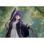 FERM: REFLECTIONS OF A DISTANT MEMORY FRIEREN: BEYOND JOURNEY’S END 1/7. Good Smile Company presenta la figura de Fern, la joven maga y aprendiz en el anime "Frieren: Beyond Journey's End". Mide aproximadamente 24 cm de alto a escala 1/7 y presenta al personaje con un diseño manga lleno de detalles, desde la mariposa posada sobre su mano, pasando por los pliegues del vestido y finalmente la base que reproduce un arroyo claro con flores.