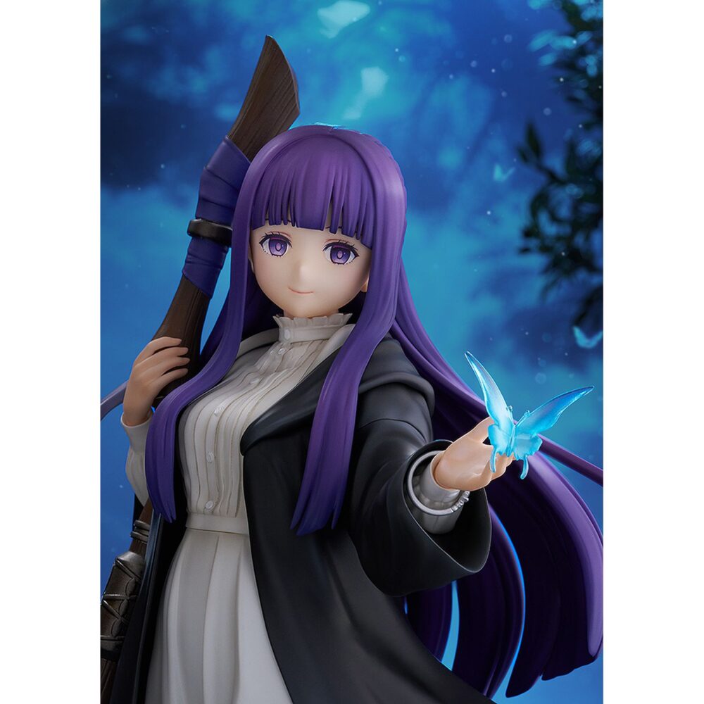 Ferm: reflections of a distant memory frieren: beyond journey’s end 1/7. Good smile company presenta la figura de fern, la joven maga y aprendiz en el anime "frieren: beyond journey's end". Mide aproximadamente 24 cm de alto a escala 1/7 y presenta al personaje con un diseño manga lleno de detalles, desde la mariposa posada sobre su mano, pasando por los pliegues del vestido y finalmente la base que reproduce un arroyo claro con flores.