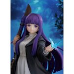 FERM: REFLECTIONS OF A DISTANT MEMORY FRIEREN: BEYOND JOURNEY’S END 1/7. Good Smile Company presenta la figura de Fern, la joven maga y aprendiz en el anime "Frieren: Beyond Journey's End". Mide aproximadamente 24 cm de alto a escala 1/7 y presenta al personaje con un diseño manga lleno de detalles, desde la mariposa posada sobre su mano, pasando por los pliegues del vestido y finalmente la base que reproduce un arroyo claro con flores.