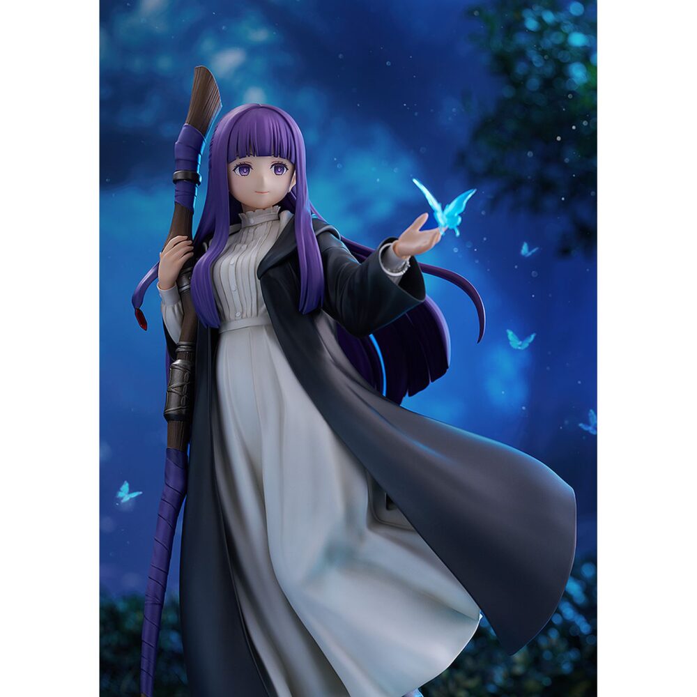 Ferm: reflections of a distant memory frieren: beyond journey’s end 1/7. Good smile company presenta la figura de fern, la joven maga y aprendiz en el anime "frieren: beyond journey's end". Mide aproximadamente 24 cm de alto a escala 1/7 y presenta al personaje con un diseño manga lleno de detalles, desde la mariposa posada sobre su mano, pasando por los pliegues del vestido y finalmente la base que reproduce un arroyo claro con flores.