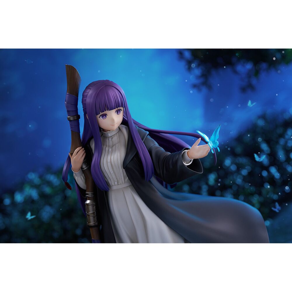 Ferm: reflections of a distant memory frieren: beyond journey’s end 1/7. Good smile company presenta la figura de fern, la joven maga y aprendiz en el anime "frieren: beyond journey's end". Mide aproximadamente 24 cm de alto a escala 1/7 y presenta al personaje con un diseño manga lleno de detalles, desde la mariposa posada sobre su mano, pasando por los pliegues del vestido y finalmente la base que reproduce un arroyo claro con flores.