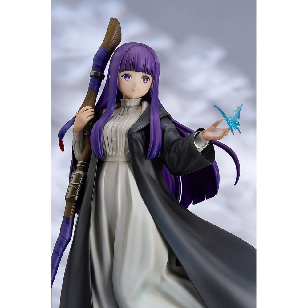 Ferm: reflections of a distant memory frieren: beyond journey’s end 1/7. Good smile company presenta la figura de fern, la joven maga y aprendiz en el anime "frieren: beyond journey's end". Mide aproximadamente 24 cm de alto a escala 1/7 y presenta al personaje con un diseño manga lleno de detalles, desde la mariposa posada sobre su mano, pasando por los pliegues del vestido y finalmente la base que reproduce un arroyo claro con flores.