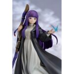 FERM: REFLECTIONS OF A DISTANT MEMORY FRIEREN: BEYOND JOURNEY’S END 1/7. Good Smile Company presenta la figura de Fern, la joven maga y aprendiz en el anime "Frieren: Beyond Journey's End". Mide aproximadamente 24 cm de alto a escala 1/7 y presenta al personaje con un diseño manga lleno de detalles, desde la mariposa posada sobre su mano, pasando por los pliegues del vestido y finalmente la base que reproduce un arroyo claro con flores.