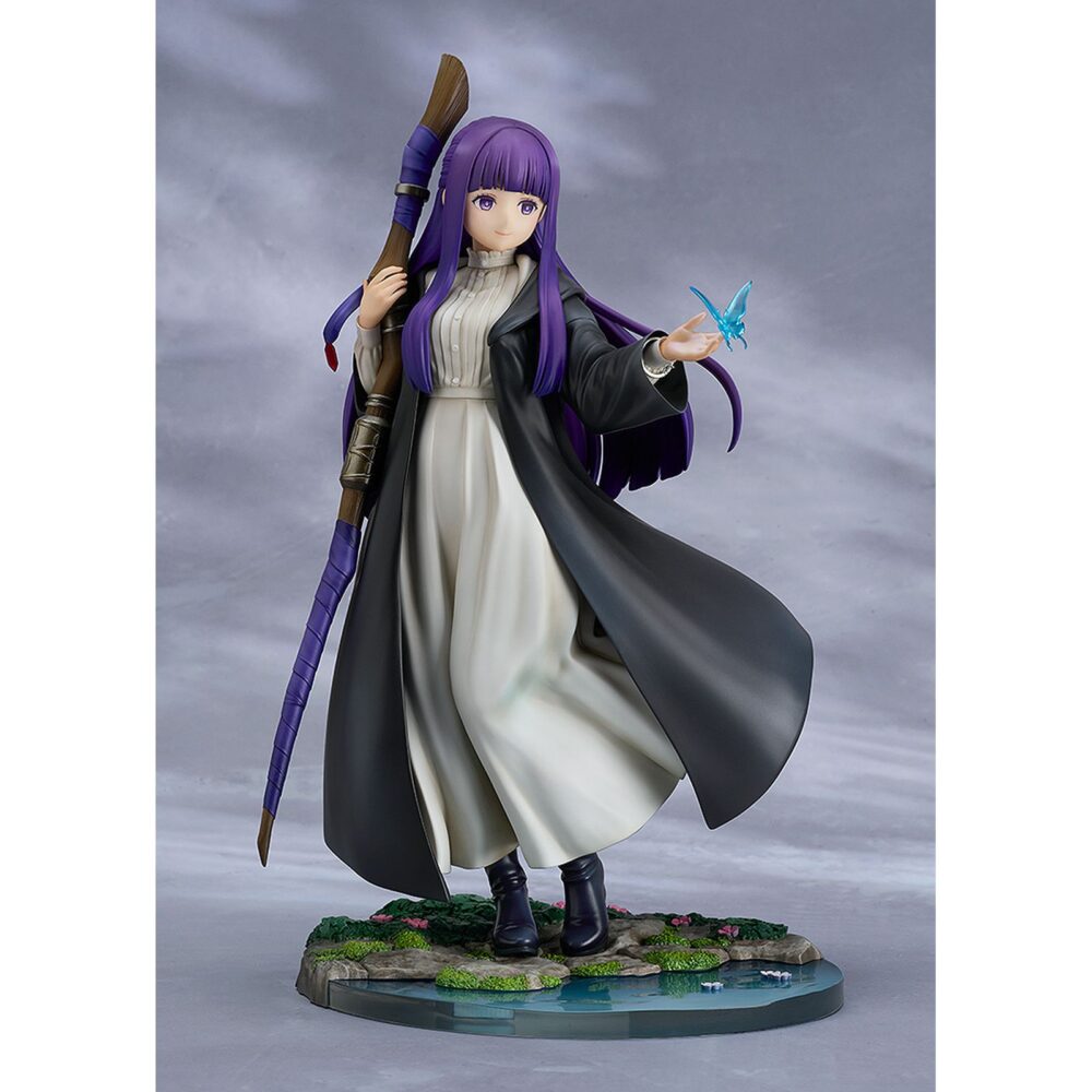 Ferm: reflections of a distant memory frieren: beyond journey’s end 1/7. Good smile company presenta la figura de fern, la joven maga y aprendiz en el anime "frieren: beyond journey's end". Mide aproximadamente 24 cm de alto a escala 1/7 y presenta al personaje con un diseño manga lleno de detalles, desde la mariposa posada sobre su mano, pasando por los pliegues del vestido y finalmente la base que reproduce un arroyo claro con flores.