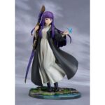 FERM: REFLECTIONS OF A DISTANT MEMORY FRIEREN: BEYOND JOURNEY’S END 1/7. Good Smile Company presenta la figura de Fern, la joven maga y aprendiz en el anime "Frieren: Beyond Journey's End". Mide aproximadamente 24 cm de alto a escala 1/7 y presenta al personaje con un diseño manga lleno de detalles, desde la mariposa posada sobre su mano, pasando por los pliegues del vestido y finalmente la base que reproduce un arroyo claro con flores.