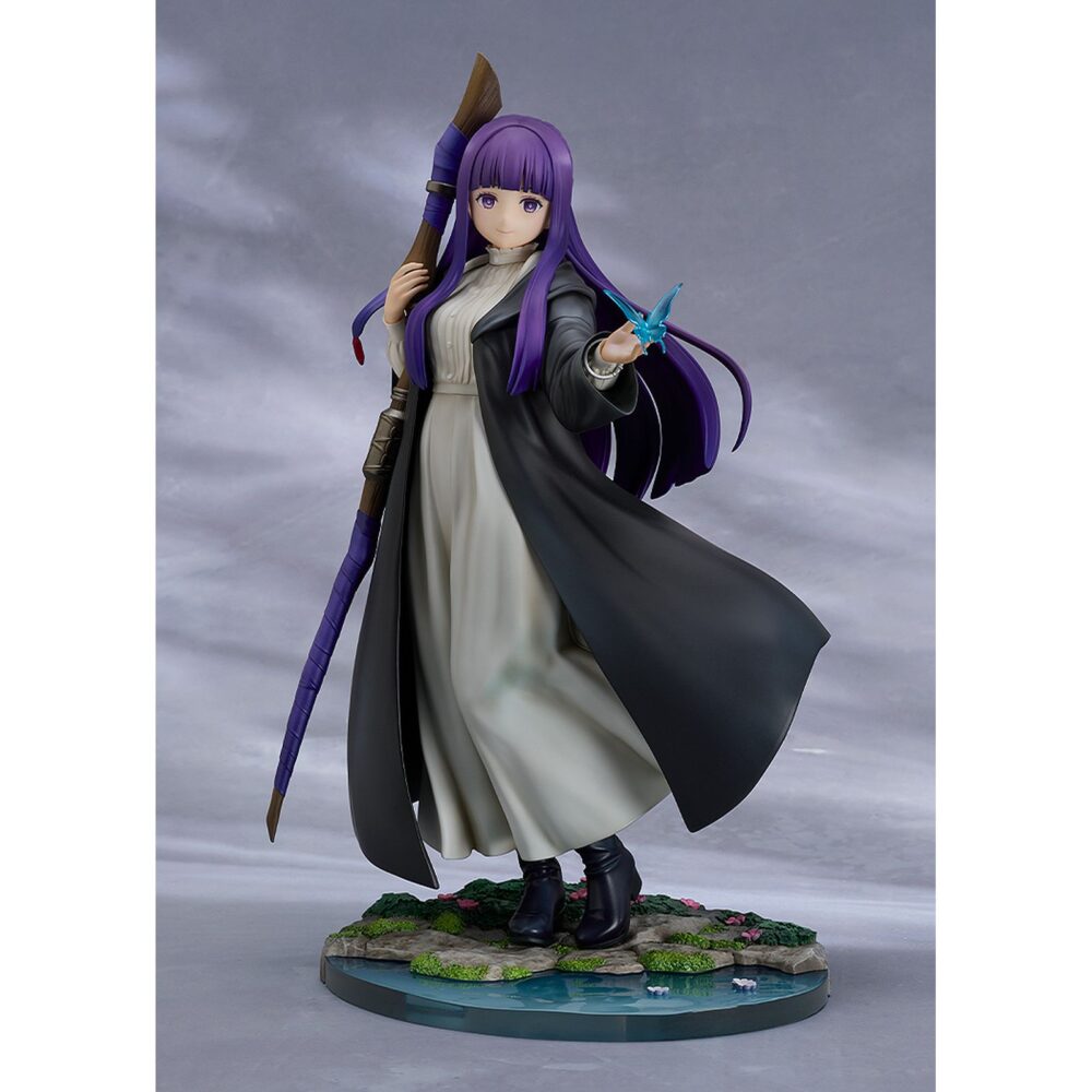 Ferm: reflections of a distant memory frieren: beyond journey’s end 1/7. Good smile company presenta la figura de fern, la joven maga y aprendiz en el anime "frieren: beyond journey's end". Mide aproximadamente 24 cm de alto a escala 1/7 y presenta al personaje con un diseño manga lleno de detalles, desde la mariposa posada sobre su mano, pasando por los pliegues del vestido y finalmente la base que reproduce un arroyo claro con flores.