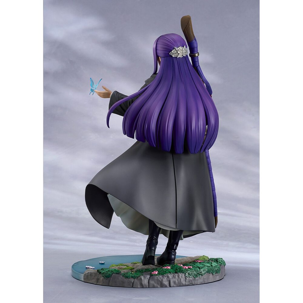 Ferm: reflections of a distant memory frieren: beyond journey’s end 1/7. Good smile company presenta la figura de fern, la joven maga y aprendiz en el anime "frieren: beyond journey's end". Mide aproximadamente 24 cm de alto a escala 1/7 y presenta al personaje con un diseño manga lleno de detalles, desde la mariposa posada sobre su mano, pasando por los pliegues del vestido y finalmente la base que reproduce un arroyo claro con flores.