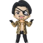GORO MAJIMA YAKUZA NENDOROID. Good Smile Arts Shanghai suma a la colección Nendoroid la figura del imprevisible Goro Majima, basada en este personaje recurrente de la saga de videojuegos "Yakuza". Mide aproximadamente 10 cm e incluye 2x placas faciales intercambiables (sonriente y carcajada), 1x bate metálico, 1x megáfono, 1x casco de construcciones Majima, 1x daga Demonfire y otras partes opcionales para poses. Cuenta con base cuadrada transparente y soporte para su exposición.