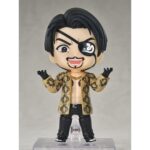GORO MAJIMA YAKUZA NENDOROID. Good Smile Arts Shanghai suma a la colección Nendoroid la figura del imprevisible Goro Majima, basada en este personaje recurrente de la saga de videojuegos "Yakuza". Mide aproximadamente 10 cm e incluye 2x placas faciales intercambiables (sonriente y carcajada), 1x bate metálico, 1x megáfono, 1x casco de construcciones Majima, 1x daga Demonfire y otras partes opcionales para poses. Cuenta con base cuadrada transparente y soporte para su exposición.