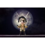 GORO MAJIMA YAKUZA NENDOROID. Good Smile Arts Shanghai suma a la colección Nendoroid la figura del imprevisible Goro Majima, basada en este personaje recurrente de la saga de videojuegos "Yakuza". Mide aproximadamente 10 cm e incluye 2x placas faciales intercambiables (sonriente y carcajada), 1x bate metálico, 1x megáfono, 1x casco de construcciones Majima, 1x daga Demonfire y otras partes opcionales para poses. Cuenta con base cuadrada transparente y soporte para su exposición.