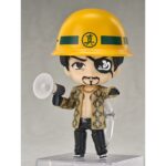 GORO MAJIMA YAKUZA NENDOROID. Good Smile Arts Shanghai suma a la colección Nendoroid la figura del imprevisible Goro Majima, basada en este personaje recurrente de la saga de videojuegos "Yakuza". Mide aproximadamente 10 cm e incluye 2x placas faciales intercambiables (sonriente y carcajada), 1x bate metálico, 1x megáfono, 1x casco de construcciones Majima, 1x daga Demonfire y otras partes opcionales para poses. Cuenta con base cuadrada transparente y soporte para su exposición.