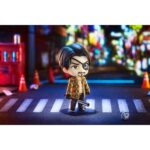 GORO MAJIMA YAKUZA NENDOROID. Good Smile Arts Shanghai suma a la colección Nendoroid la figura del imprevisible Goro Majima, basada en este personaje recurrente de la saga de videojuegos "Yakuza". Mide aproximadamente 10 cm e incluye 2x placas faciales intercambiables (sonriente y carcajada), 1x bate metálico, 1x megáfono, 1x casco de construcciones Majima, 1x daga Demonfire y otras partes opcionales para poses. Cuenta con base cuadrada transparente y soporte para su exposición.
