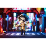 GORO MAJIMA YAKUZA NENDOROID. Good Smile Arts Shanghai suma a la colección Nendoroid la figura del imprevisible Goro Majima, basada en este personaje recurrente de la saga de videojuegos "Yakuza". Mide aproximadamente 10 cm e incluye 2x placas faciales intercambiables (sonriente y carcajada), 1x bate metálico, 1x megáfono, 1x casco de construcciones Majima, 1x daga Demonfire y otras partes opcionales para poses. Cuenta con base cuadrada transparente y soporte para su exposición.