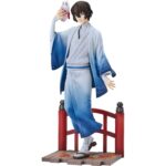 OSAMU DAZAI: KIMONO VERSION BUNGO STRAY DOGS 1/7. Good Smile Arts Shanghai presenta la figura del detective Osamu Dazai con kimono, Inspirada en el anime "Bungo Stray Dogs". Se ha aplicado una suave degradado para proporcionar a las mangas y al dobladillo un aspecto similar al de una pintura en tinta. Mide aproximadamente 23 cm de alto a escala 1/7. La base está decorada con detalles típicos japoneses, como el puente rojo de madera y las hojas otoñales.