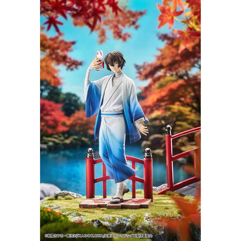 Osamu dazai: kimono version bungo stray dogs 1/7. Good smile arts shanghai presenta la figura del detective osamu dazai con kimono, inspirada en el anime "bungo stray dogs". Se ha aplicado una suave degradado para proporcionar a las mangas y al dobladillo un aspecto similar al de una pintura en tinta. Mide aproximadamente 23 cm de alto a escala 1/7. La base está decorada con detalles típicos japoneses, como el puente rojo de madera y las hojas otoñales.