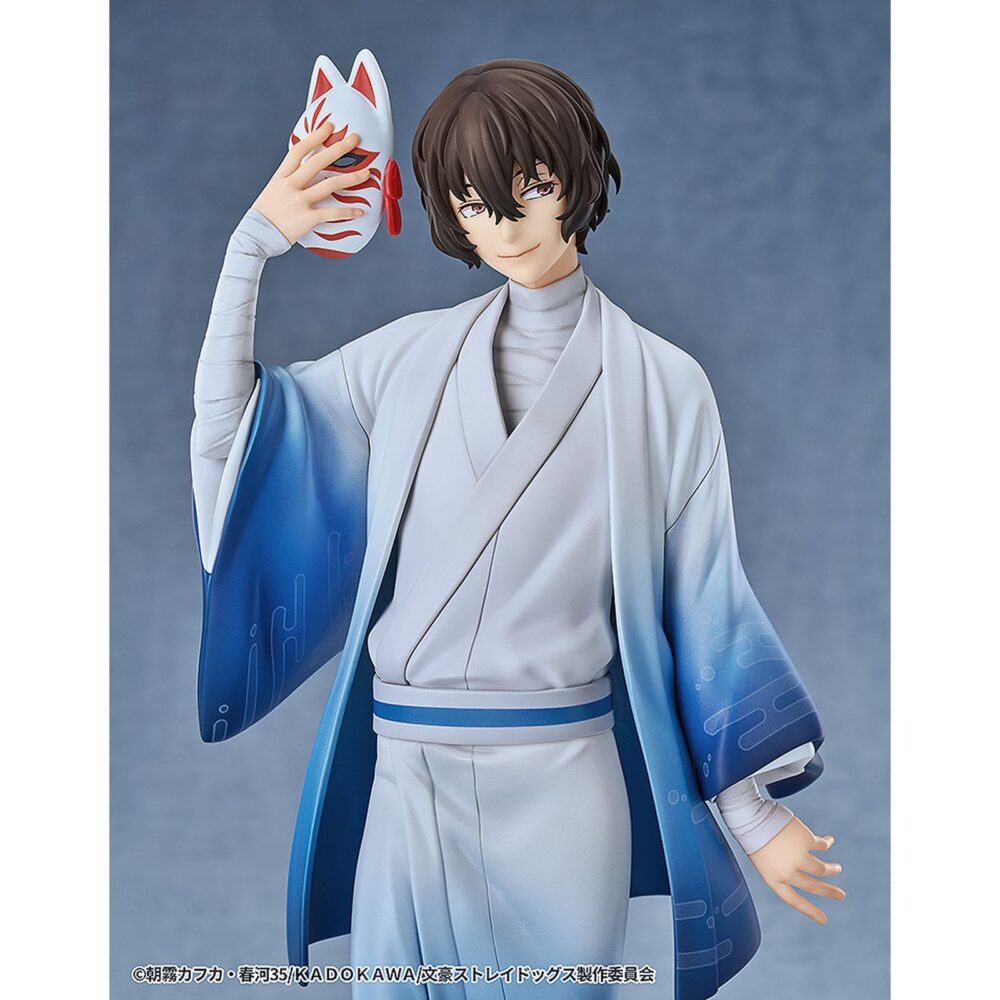 Osamu dazai: kimono version bungo stray dogs 1/7. Good smile arts shanghai presenta la figura del detective osamu dazai con kimono, inspirada en el anime "bungo stray dogs". Se ha aplicado una suave degradado para proporcionar a las mangas y al dobladillo un aspecto similar al de una pintura en tinta. Mide aproximadamente 23 cm de alto a escala 1/7. La base está decorada con detalles típicos japoneses, como el puente rojo de madera y las hojas otoñales.