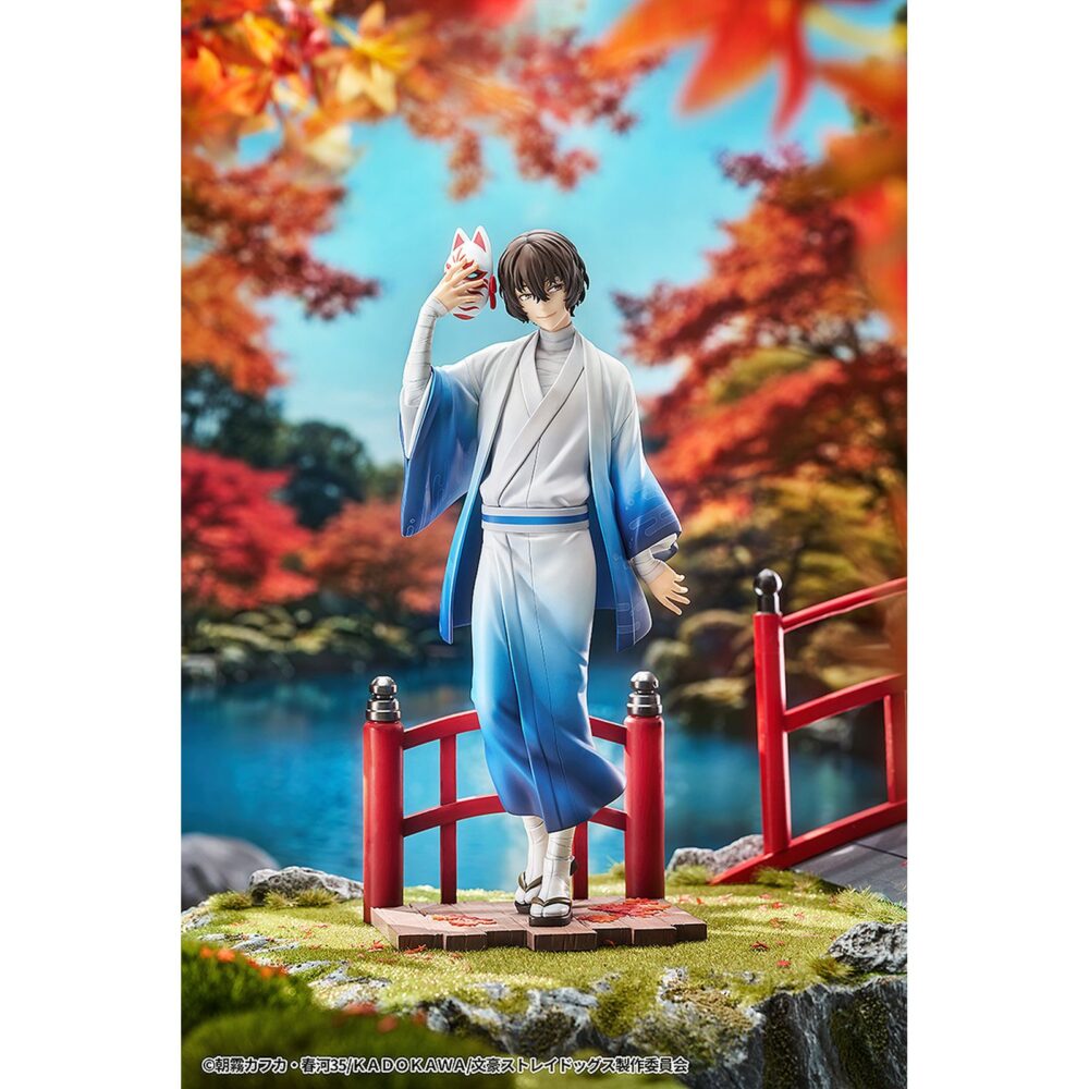 Osamu dazai: kimono version bungo stray dogs 1/7. Good smile arts shanghai presenta la figura del detective osamu dazai con kimono, inspirada en el anime "bungo stray dogs". Se ha aplicado una suave degradado para proporcionar a las mangas y al dobladillo un aspecto similar al de una pintura en tinta. Mide aproximadamente 23 cm de alto a escala 1/7. La base está decorada con detalles típicos japoneses, como el puente rojo de madera y las hojas otoñales.