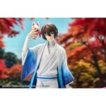 OSAMU DAZAI: KIMONO VERSION BUNGO STRAY DOGS 1/7. Good Smile Arts Shanghai presenta la figura del detective Osamu Dazai con kimono, Inspirada en el anime "Bungo Stray Dogs". Se ha aplicado una suave degradado para proporcionar a las mangas y al dobladillo un aspecto similar al de una pintura en tinta. Mide aproximadamente 23 cm de alto a escala 1/7. La base está decorada con detalles típicos japoneses, como el puente rojo de madera y las hojas otoñales.