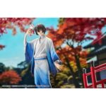 OSAMU DAZAI: KIMONO VERSION BUNGO STRAY DOGS 1/7. Good Smile Arts Shanghai presenta la figura del detective Osamu Dazai con kimono, Inspirada en el anime "Bungo Stray Dogs". Se ha aplicado una suave degradado para proporcionar a las mangas y al dobladillo un aspecto similar al de una pintura en tinta. Mide aproximadamente 23 cm de alto a escala 1/7. La base está decorada con detalles típicos japoneses, como el puente rojo de madera y las hojas otoñales.