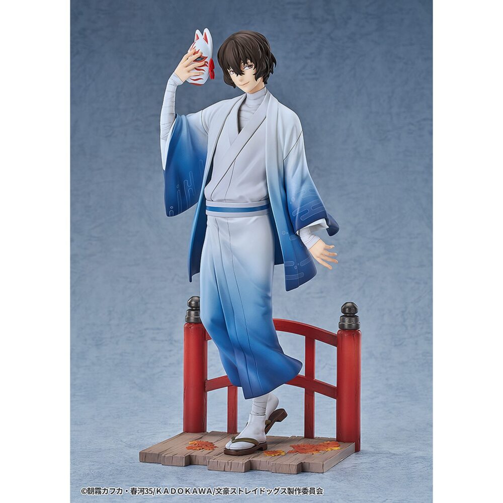 Osamu dazai: kimono version bungo stray dogs 1/7. Good smile arts shanghai presenta la figura del detective osamu dazai con kimono, inspirada en el anime "bungo stray dogs". Se ha aplicado una suave degradado para proporcionar a las mangas y al dobladillo un aspecto similar al de una pintura en tinta. Mide aproximadamente 23 cm de alto a escala 1/7. La base está decorada con detalles típicos japoneses, como el puente rojo de madera y las hojas otoñales.