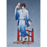 OSAMU DAZAI: KIMONO VERSION BUNGO STRAY DOGS 1/7. Good Smile Arts Shanghai presenta la figura del detective Osamu Dazai con kimono, Inspirada en el anime "Bungo Stray Dogs". Se ha aplicado una suave degradado para proporcionar a las mangas y al dobladillo un aspecto similar al de una pintura en tinta. Mide aproximadamente 23 cm de alto a escala 1/7. La base está decorada con detalles típicos japoneses, como el puente rojo de madera y las hojas otoñales.