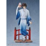 OSAMU DAZAI: KIMONO VERSION BUNGO STRAY DOGS 1/7. Good Smile Arts Shanghai presenta la figura del detective Osamu Dazai con kimono, Inspirada en el anime "Bungo Stray Dogs". Se ha aplicado una suave degradado para proporcionar a las mangas y al dobladillo un aspecto similar al de una pintura en tinta. Mide aproximadamente 23 cm de alto a escala 1/7. La base está decorada con detalles típicos japoneses, como el puente rojo de madera y las hojas otoñales.