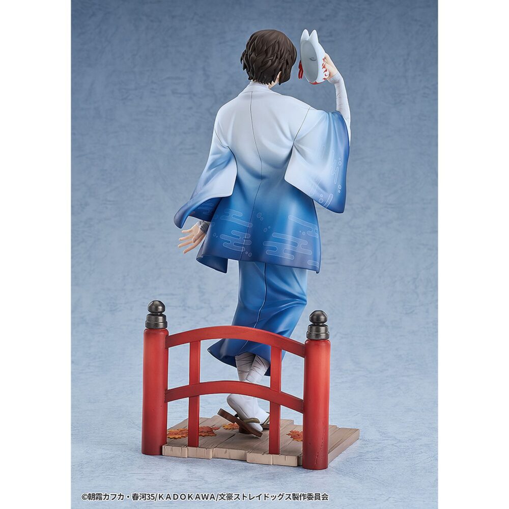 Osamu dazai: kimono version bungo stray dogs 1/7. Good smile arts shanghai presenta la figura del detective osamu dazai con kimono, inspirada en el anime "bungo stray dogs". Se ha aplicado una suave degradado para proporcionar a las mangas y al dobladillo un aspecto similar al de una pintura en tinta. Mide aproximadamente 23 cm de alto a escala 1/7. La base está decorada con detalles típicos japoneses, como el puente rojo de madera y las hojas otoñales.