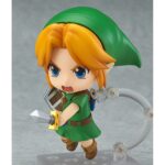 LINK THE LEGEND OF ZELDA MAJORA’S MASK NENDOROID. Good Smile Company vuelve a introducir en su colección Nendoroid la figura articulada de Link basada en el protagonista del videojuego "The Legend of Zelda: Majora's Mask 3D" para Nintendo 3DS. Esta edición cuenta con una selección de accesorios mayor de lo habitual: 2x placas faciales intercambiables (sonriente y gritando), 1x escudo del Héroe, 1x espada Kokiri, 1x poción de salud, 1x capucha de conejo, 1x Máscara Deku, 1x Máscara Goron, 1x Máscara Zora, 1x Máscara de Majora y 1x hada Tatl con soporte. Mide aproximadamente 10 cm de altura y está fabricada en PVC y ABS. Se presenta en caja con ventana y cuenta con una base cuadrada transparente con soporte articulado para exposición.
