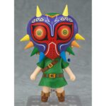 LINK THE LEGEND OF ZELDA MAJORA’S MASK NENDOROID. Good Smile Company vuelve a introducir en su colección Nendoroid la figura articulada de Link basada en el protagonista del videojuego "The Legend of Zelda: Majora's Mask 3D" para Nintendo 3DS. Esta edición cuenta con una selección de accesorios mayor de lo habitual: 2x placas faciales intercambiables (sonriente y gritando), 1x escudo del Héroe, 1x espada Kokiri, 1x poción de salud, 1x capucha de conejo, 1x Máscara Deku, 1x Máscara Goron, 1x Máscara Zora, 1x Máscara de Majora y 1x hada Tatl con soporte. Mide aproximadamente 10 cm de altura y está fabricada en PVC y ABS. Se presenta en caja con ventana y cuenta con una base cuadrada transparente con soporte articulado para exposición.