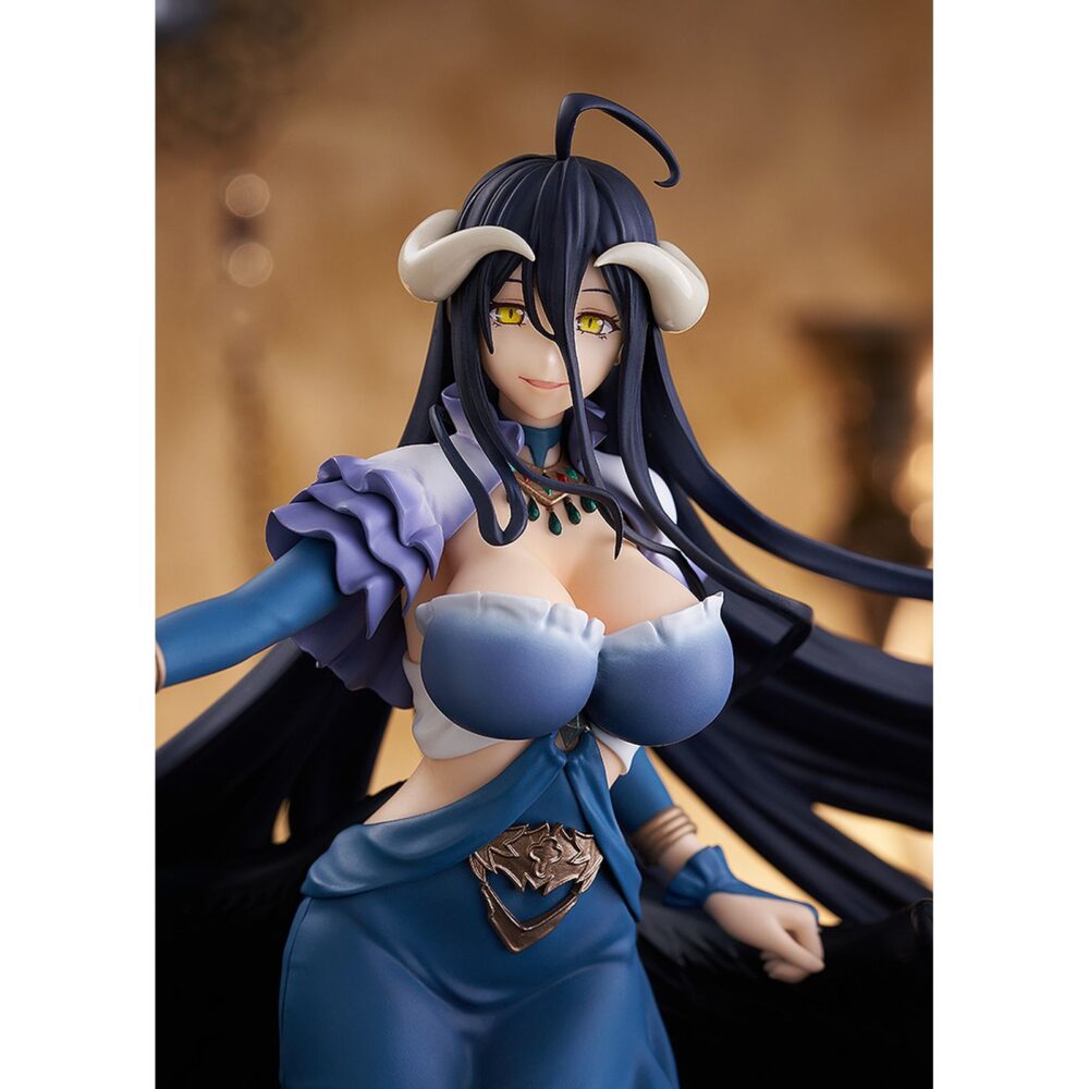 Albedo: jet black dress overlord pop up parade sp. Good smile company introduce en su línea pop up parade sp la figura de albedo, la supervisora de piso en la serie de anime "overlord" que se presenta en versión vestido negro azabache. Esta figura estática de aproximadamente 24,5 cm destaca por su dinamismo y calidad de acabado, similar al de una figura a escala. Incluye base circular transparente para exposición.