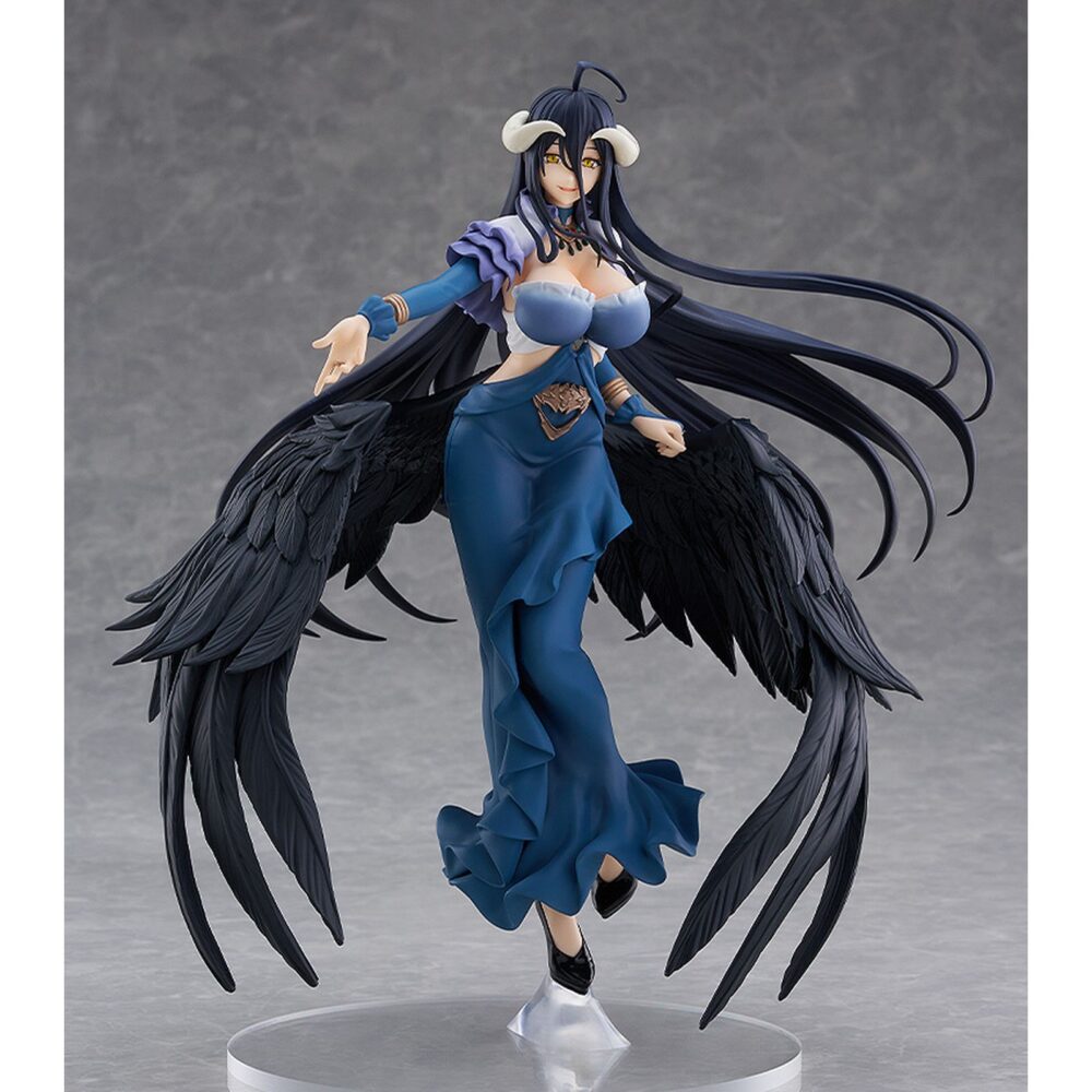 Albedo: jet black dress overlord pop up parade sp. Good smile company introduce en su línea pop up parade sp la figura de albedo, la supervisora de piso en la serie de anime "overlord" que se presenta en versión vestido negro azabache. Esta figura estática de aproximadamente 24,5 cm destaca por su dinamismo y calidad de acabado, similar al de una figura a escala. Incluye base circular transparente para exposición.