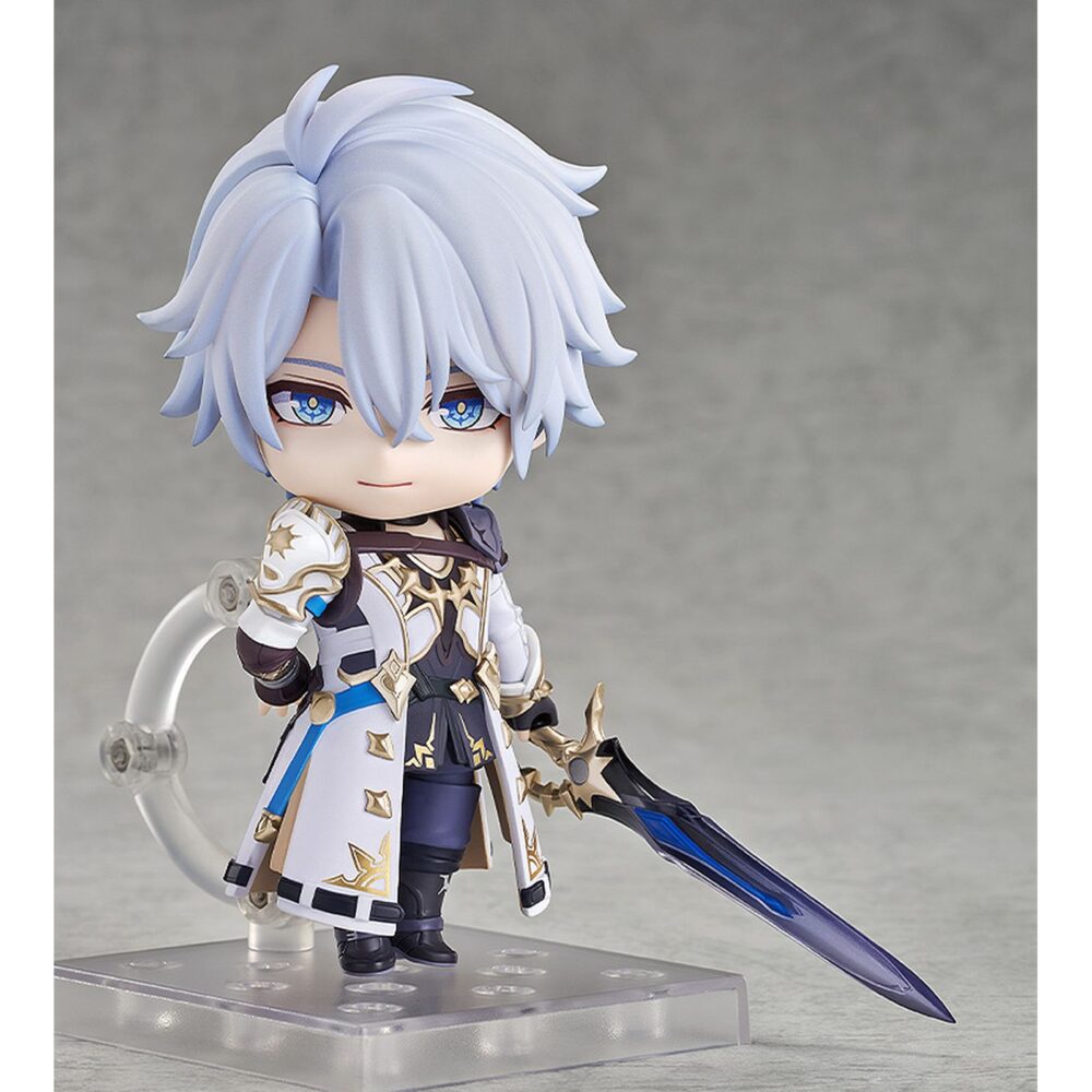 Phainon honkai: star rail nendoroid. Good smile introduce en su colección nendoroid la figura de phainon (fainón en españa), inspirada en el videojuego para móviles "honkai: star rail". Mide aproximadamente 10 cm de alto e incluye 3x placas faciales (serio, sonriente y feliz). Incluye 1x espada downmaker, 2x alas, 1x smartphone y otras piezas opcionales para recrear distintas poses. Cuenta con una base cuadrada y soporte transparente para exposición.