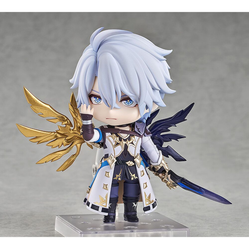 Phainon honkai: star rail nendoroid. Good smile introduce en su colección nendoroid la figura de phainon (fainón en españa), inspirada en el videojuego para móviles "honkai: star rail". Mide aproximadamente 10 cm de alto e incluye 3x placas faciales (serio, sonriente y feliz). Incluye 1x espada downmaker, 2x alas, 1x smartphone y otras piezas opcionales para recrear distintas poses. Cuenta con una base cuadrada y soporte transparente para exposición.