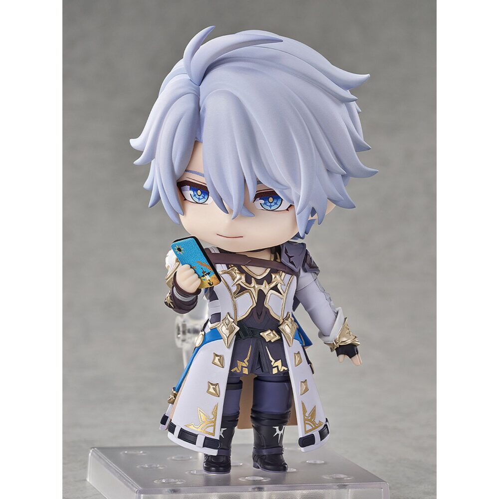 Phainon honkai: star rail nendoroid. Good smile introduce en su colección nendoroid la figura de phainon (fainón en españa), inspirada en el videojuego para móviles "honkai: star rail". Mide aproximadamente 10 cm de alto e incluye 3x placas faciales (serio, sonriente y feliz). Incluye 1x espada downmaker, 2x alas, 1x smartphone y otras piezas opcionales para recrear distintas poses. Cuenta con una base cuadrada y soporte transparente para exposición.